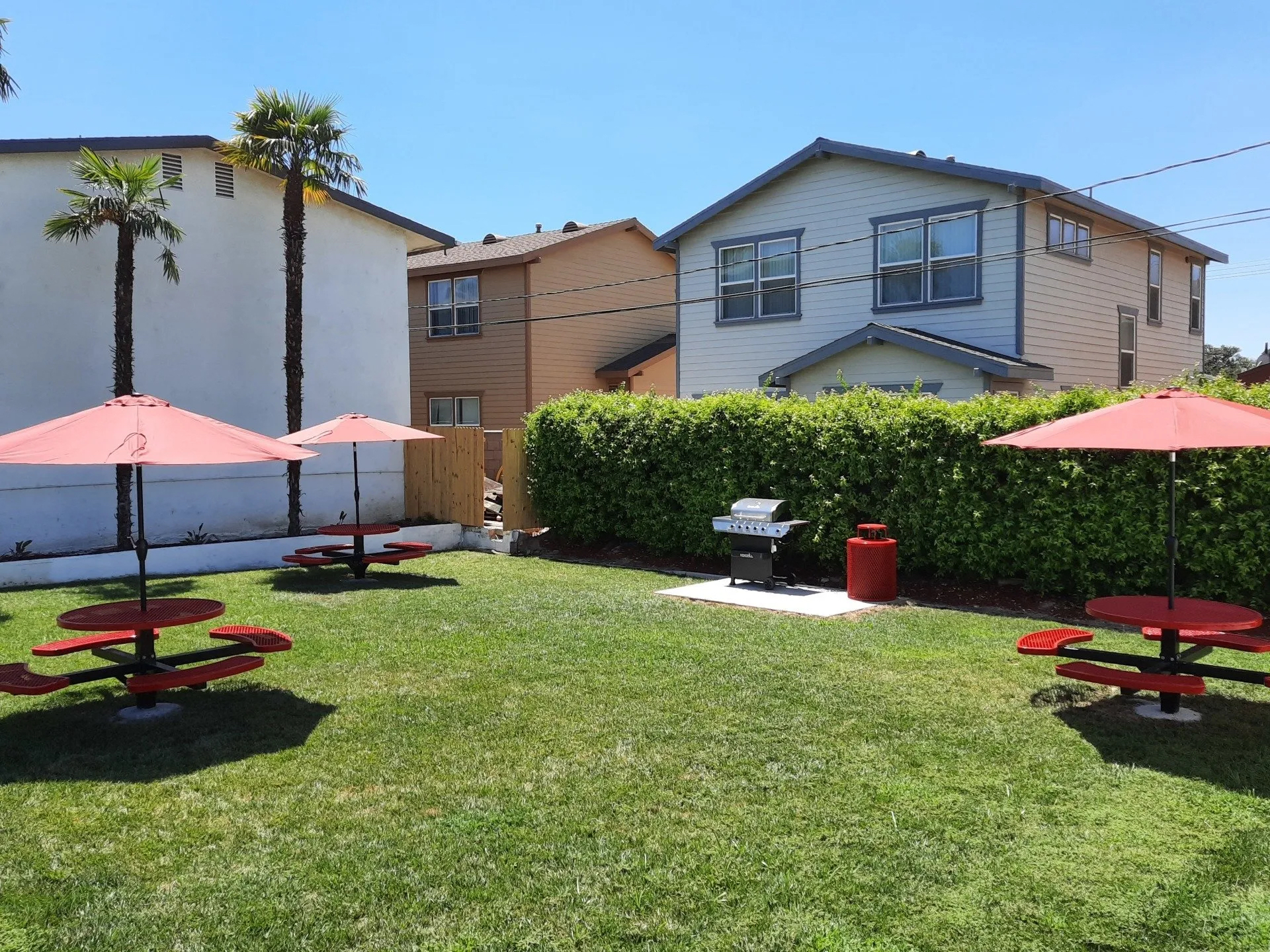 http://cdn.rentcafe.com/dmslivecafe/2/46420/UP outside bbq.jpg